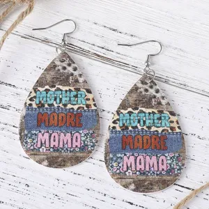 Primo piano di orecchini a goccia in pelle PU leopardata, regalo per la festa della mamma.