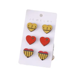 Schule Holz Holz Herz Ohrstecker Set mit Lineal, Apfel und Bleistift Motiven für Damen.