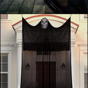 Vista detallada de gran decoración colgante de fantasma para Halloween con máscara de calavera.