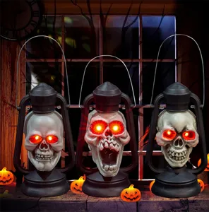Vista dettagliata di lanterne a teschio luminose sul davanzale per festa spettrale di Halloween.