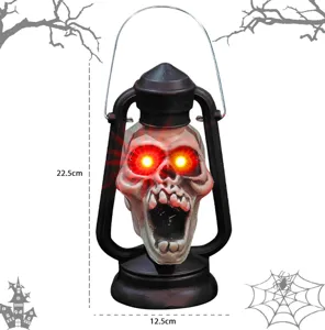 Vista dettagliata della lanterna a teschio di Halloween con occhi rossi luminosi e manico.