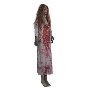 Accessoire de cadavre de zombie suspendu effrayant pour Halloween avec visage en latex détaillé.