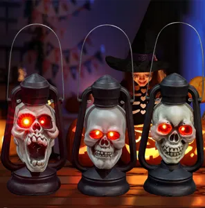 Lanterne sospese a teschio di Halloween vintage con occhi rossi luminosi per decorazioni.