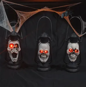 Lanterna portatile a teschio di Halloween con occhi LED rossi per decorazione festa.