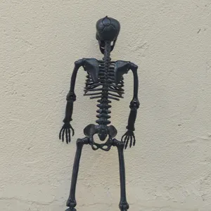 Detailansicht der 90cm schwarzen Halloween Skelett Deko, ideal für schaurige Gruselparty.