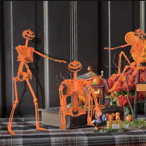 Nahaufnahme der flexiblen orangefarbenen Kürbis-Skelett-Spielzeuggelenke für Halloween.
