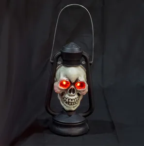 Dettaglio lanterna teschio Halloween, occhi rossi luminosi, lampada sospesa spettrale per feste.