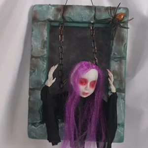 Decoración de Halloween colgante con fantasma de ojos rojos y cadena para casa encantada.