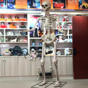 Vue détaillée du grand accessoire de squelette d'Halloween de 8,2 pieds aux détails réalistes.