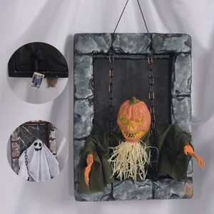 Detalle de decoracion colgante de Halloween con accesorio de calabaza y compartimento.