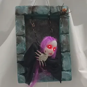 Decoración colgante de Halloween de fantasma de lápida con ojos rojos brillantes.
