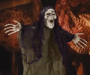 Primo piano dettagliato dell'oggetto di scena fantasma di Halloween con rete viola.