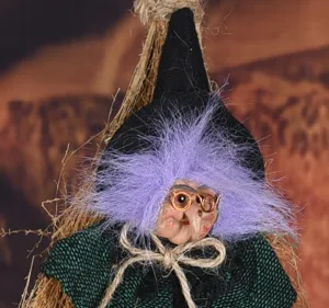 Decoración colgante de muñeca de bruja de Halloween con detalle de cara aterradora.