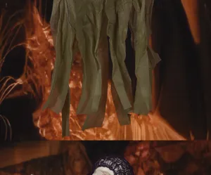 Decorazione fantasma appeso di Halloween con garza strappata e teschio per festa spaventosa.