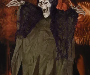 Primo piano dettaglio di supporto fantasma scheletro Halloween con tessuto in garza.