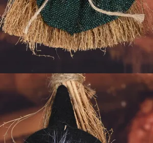 Detalle colgante escoba de bruja de Halloween, decoración colgante rústica de paja y tela para fiesta.