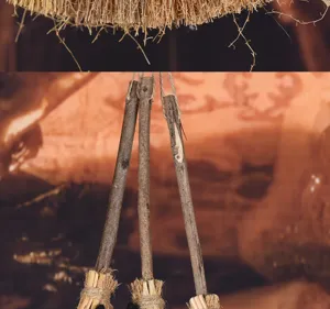 Primer plano de mini escobas de bruja hechas con ramas naturales para decoración de Halloween.