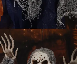 Vista dettagliata di un supporto fantasma scheletro sospeso di Halloween con garza e teschio.