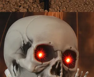 Halloween leuchtende Schädelerdstecker Detail, gruselige rote LED Augen und Skeletthand.