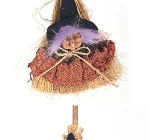 Detalle de decoración colgante de bruja de Halloween, adorno de escoba muñeca bruja retro.