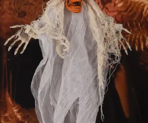 Primo piano dettagliato del fantasma scheletro sospeso di Halloween con garza bianca.