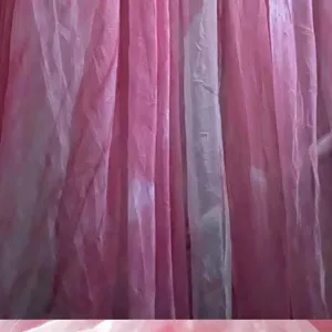 Detalle de primer plano de tela de gasa rosa para decoracion de fantasma de Halloween.