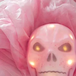 Decoración de fantasma colgante de calavera luminosa rosa de Halloween con luces LED.