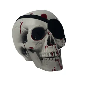Halloween Schädel Requisite mit schwarzer Augenklappe und blutigen Details für Grusel-Partys.