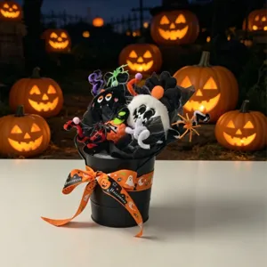 Halloween Plüsch Blumenstrauß im schwarzen Eimer mit gruseligem Totenkopf Deko für Party Tisch.