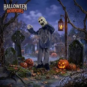 Dettaglio di zombie animatronico di Halloween, scena cimiteriale con zucche e dettagli di nebbia.