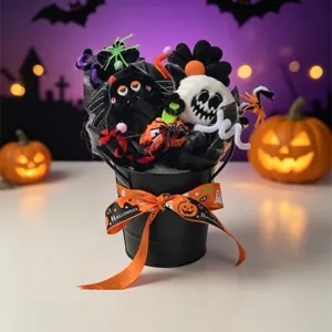 Halloween-Dekorations-Detailansicht mit plüschigem Blumenstrauß im schwarzen Metall-Eimer.