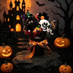 Halloween Plüsch-Blumenstrauß Detailansicht mit Skelett- und Spinnen-Dekor im Eimer.