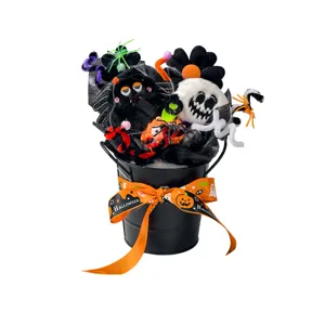 Halloween Plüsch Blumenstrauß Dekoration im schwarzen Eimer mit gruseligen Cartoon Figuren.