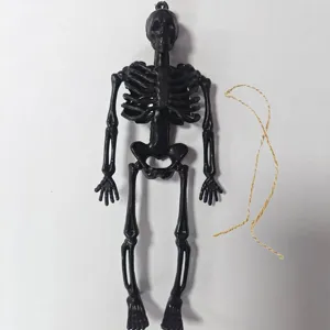 Gedetailleerd aanzicht van zwarte plastic skelet decoratie met koord voor feestjes.