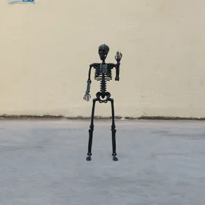 Detailansicht der 90cm schwarzen Halloween Skelett Dekoration für schaurige Partys.