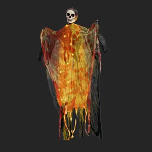 Fantasma de calavera colgante luminoso de Halloween con gasa sangrienta y luces cálidas.