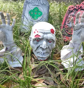 Halloween zombie schedel en handen grondpennen set, spookachtige gazondecoratie voor spookhuis.
