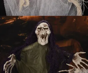 Halloween decorazione fantasma sospeso con teschio spaventoso e garza per festa.