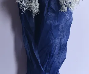 Halloween decorazione fantasma appeso spaventoso puntello festa con tessuto blu e rete.