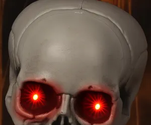 Halloween Simulations Totenkopf Requisite mit leuchtenden roten Augen fuer Partys und Dekoration.