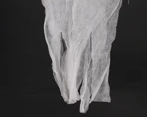 Dettaglio garza spettrale di Halloween bianca fantasma appendi, tessuto rete strappato.