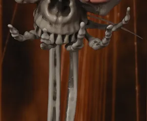 Nahaufnahme einer Halloween-Skelett-Requisite mit realistischer Knochenstruktur für Partys.