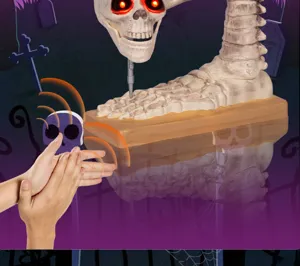 Dettaglio macchina da cucire scheletro Halloween, occhi luminosi attivati dal suono accessorio.