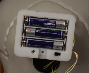 Detailansicht des Batteriefachs fuer Halloween Simulations Skelett Requisite, AAA Batterien.