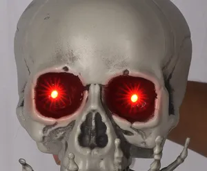 Halloween leuchtende Totenkopf Requisite mit roten LED Augen und Skeletthänden für Party.