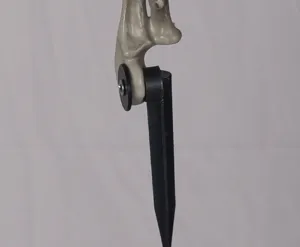 Halloween Skelett Bodenstecker Detail, stabiler Kunststoffdorn für die gruselige Gartendeko.