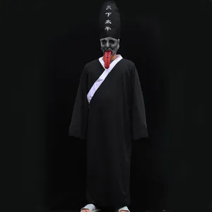 Detailansicht des Halloween Kostüms, traditioneller schwarzer Umhang mit spitzem Hut.
