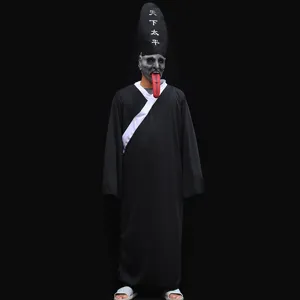 Detailansicht des Halloween Kostüms der schwarzen und weißen Immanenz mit hohem Hut.