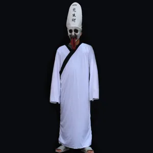 Detailansicht des traditionellen Geister-Cosplay-Kostüms mit weißem Robe und hohem Hut.