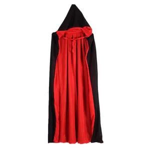 Vista detallada de la capa con capucha roja y negra, perfecta para fiestas de Halloween.